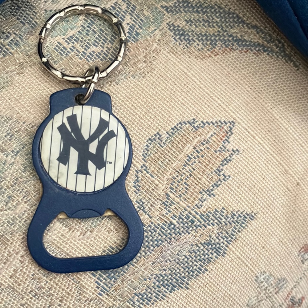 FINAL MARKDOWN New York Yankees key ring and bottle opener